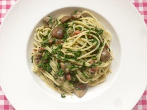 Pasta met roomsaus, spinazie en champignon