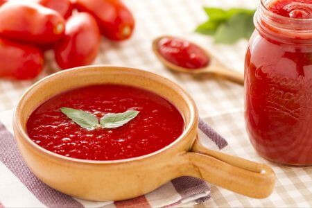 Hoe maak ik echte Italiaanse tomatensaus?
