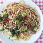 Spaghetti met worst, broccoli en rode peper