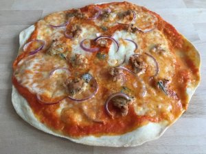 Pizza met worst, rode ui en Gorgonzola