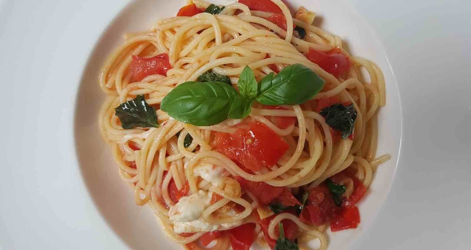 Spaghetti met tomaat, mozzarella en basilicum