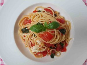 Spaghetti met tomaat, mozzarella en basilicum