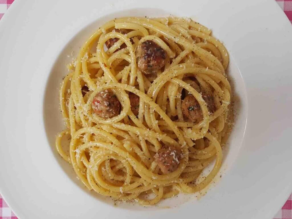 Bucatini met saucijzen, ei en kaas