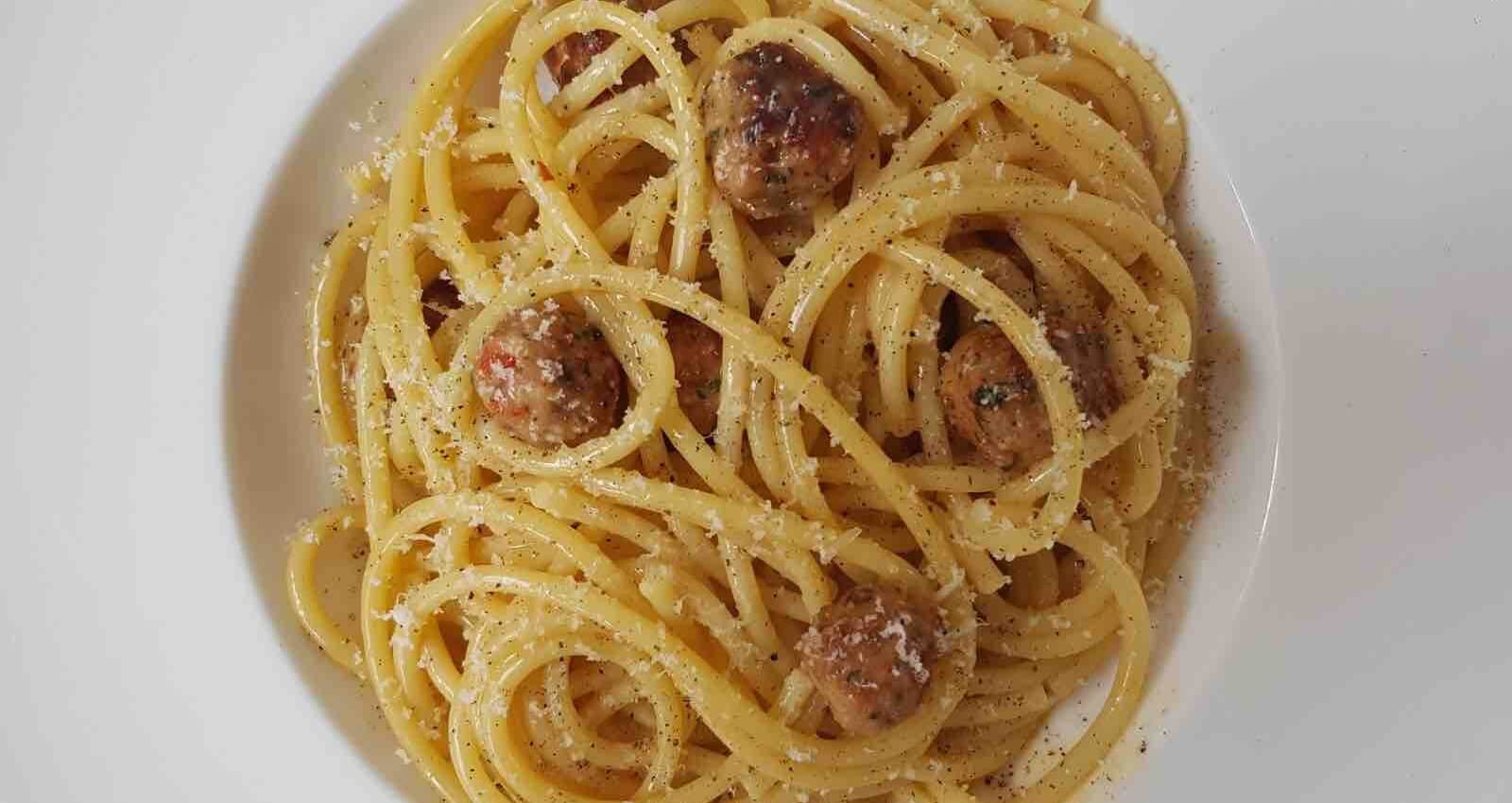 Bucatini met saucijzen, ei en kaas