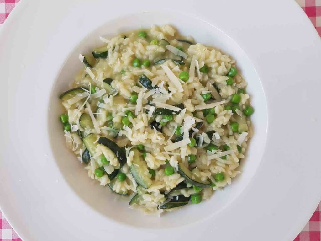 Lenterisotto met courgette, erwtjes en citroen