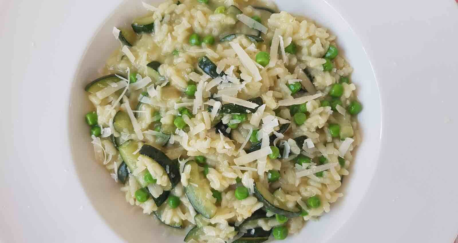 Lenterisotto met courgette, erwtjes en citroen