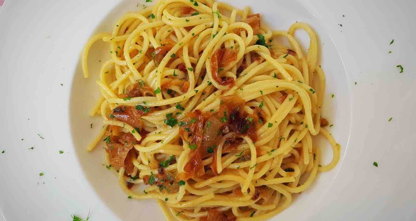 Spaghetti met gekarameliseerde ui, kaas en boter