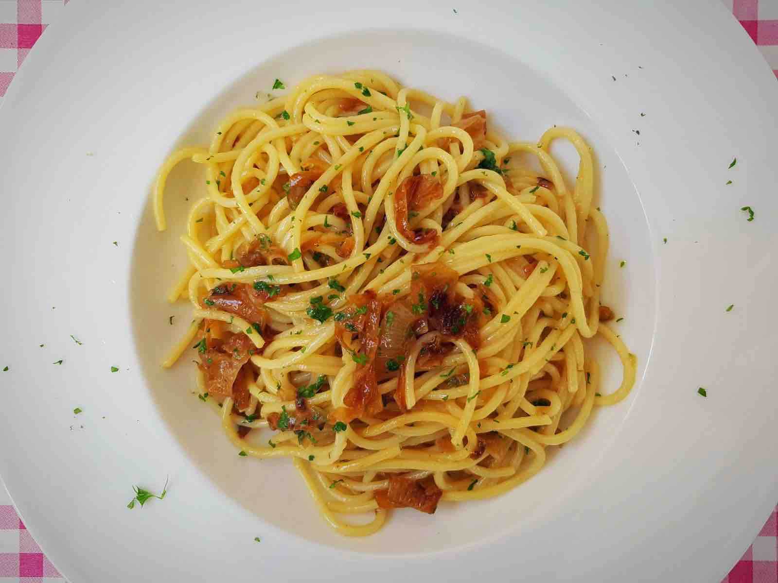 Spaghetti met gekarameliseerde ui, kaas en boter