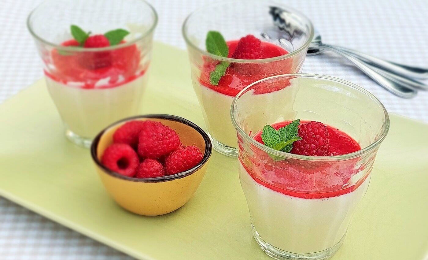 Panna cotta met frambozencoulis